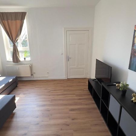 Modernes Apartment Mit 2 Schlafzimmern Und Privatparkplatz Nahe Innenstadt Neumuenster Luaran gambar