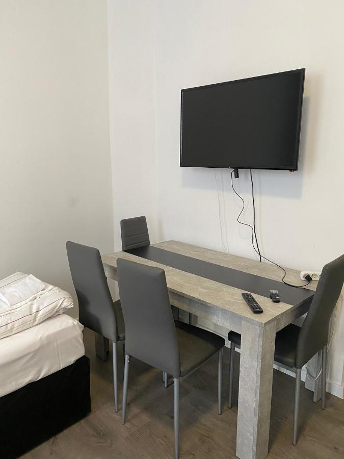 Modernes Apartment Mit 2 Schlafzimmern Und Privatparkplatz Nahe Innenstadt Neumuenster Luaran gambar