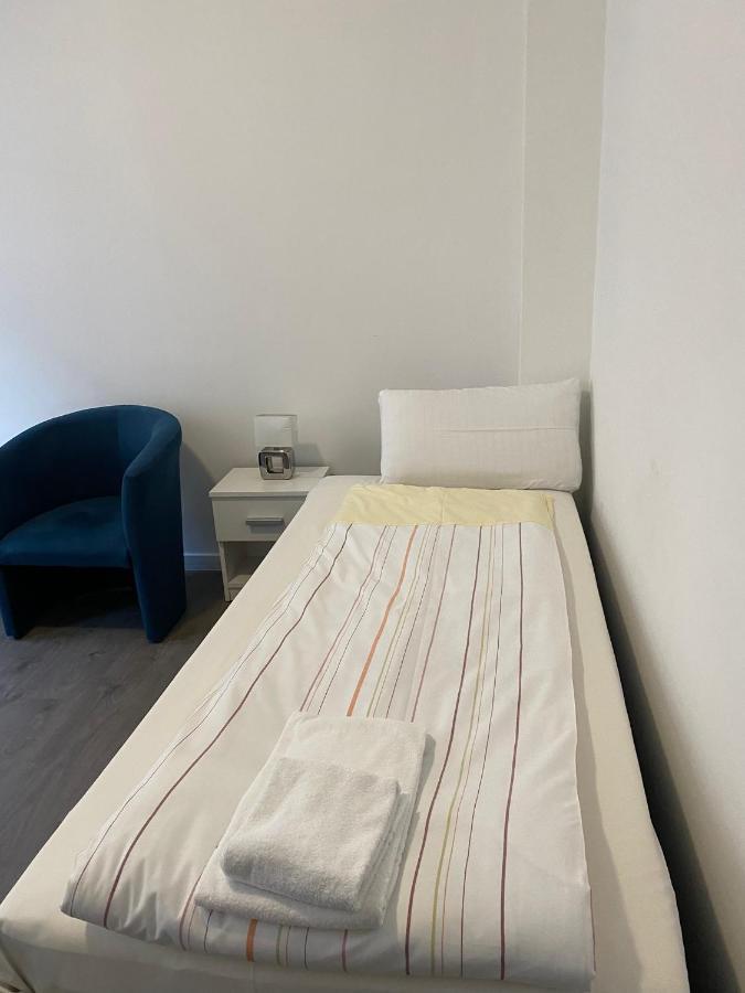 Modernes Apartment Mit 2 Schlafzimmern Und Privatparkplatz Nahe Innenstadt Neumuenster Luaran gambar