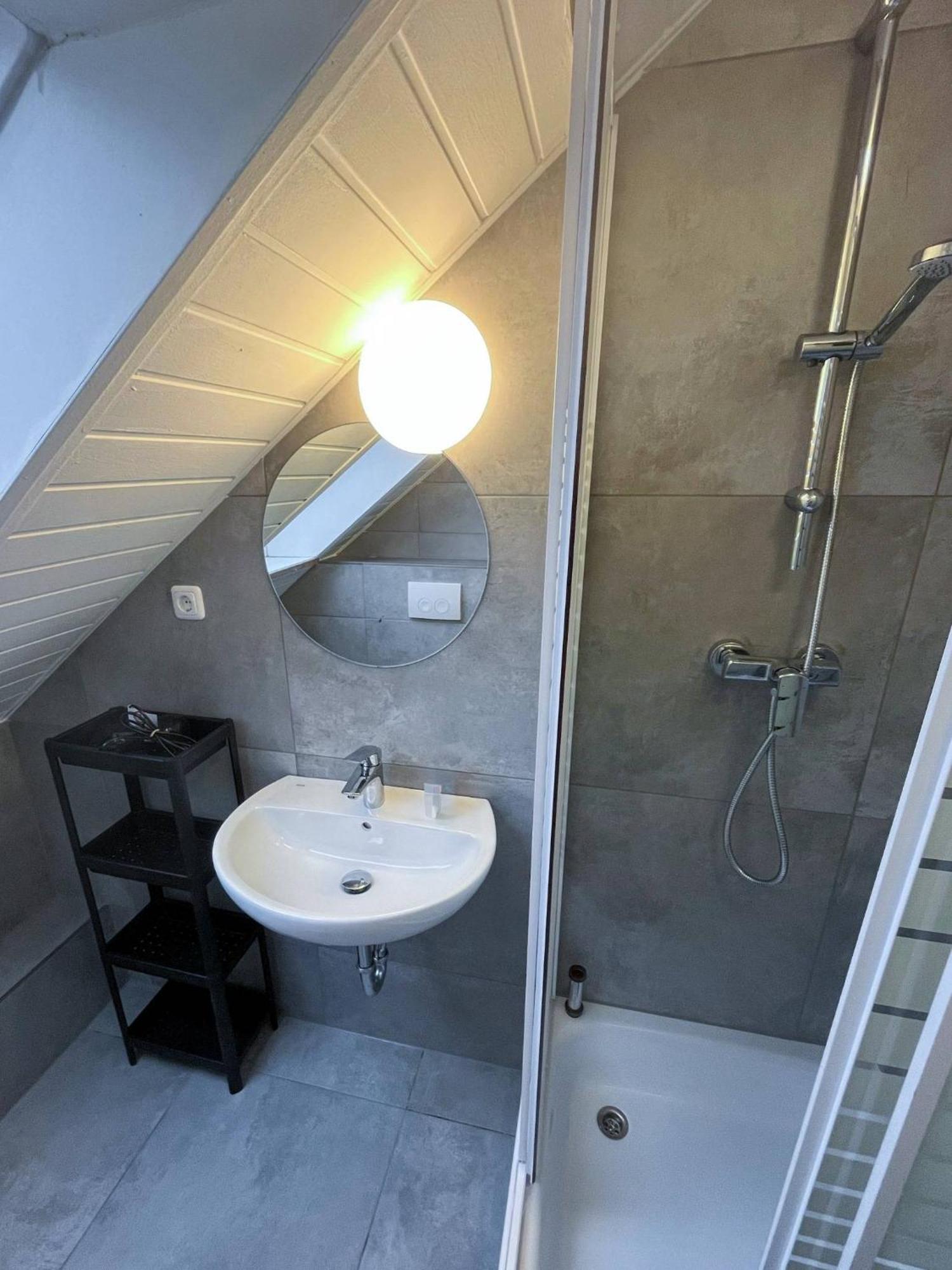 Modernes Apartment Mit 2 Schlafzimmern Und Privatparkplatz Nahe Innenstadt Neumuenster Luaran gambar