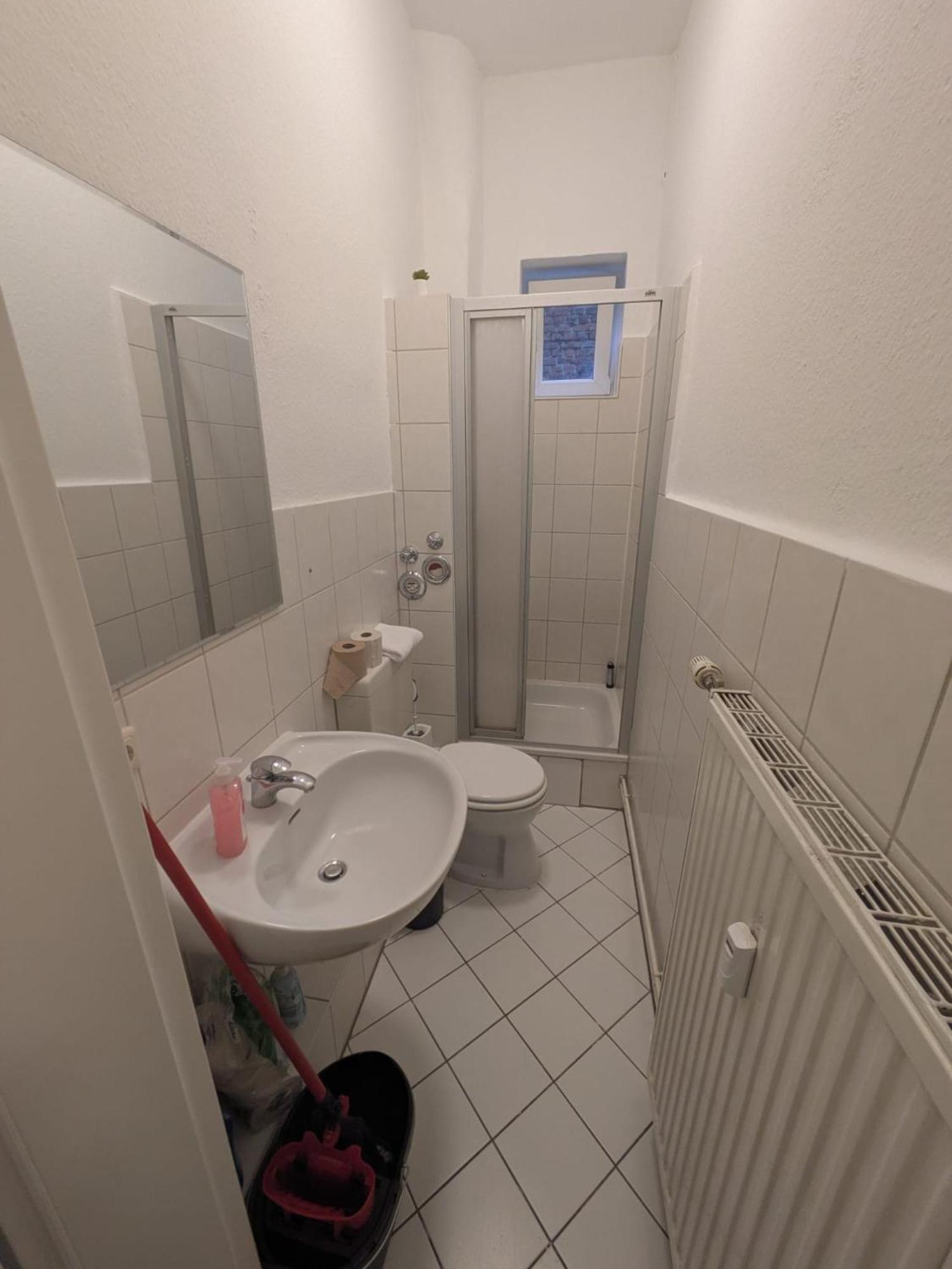 Modernes Apartment Mit 2 Schlafzimmern Und Privatparkplatz Nahe Innenstadt Neumuenster Luaran gambar