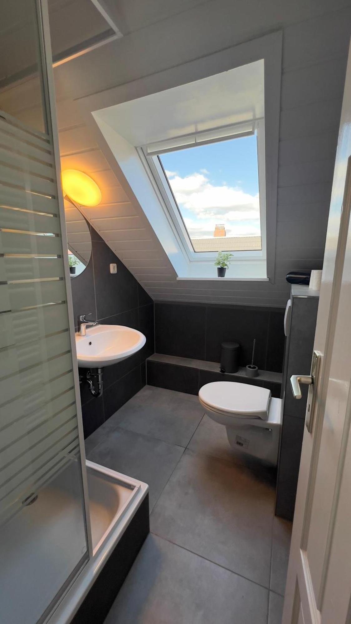 Modernes Apartment Mit 2 Schlafzimmern Und Privatparkplatz Nahe Innenstadt Neumuenster Luaran gambar