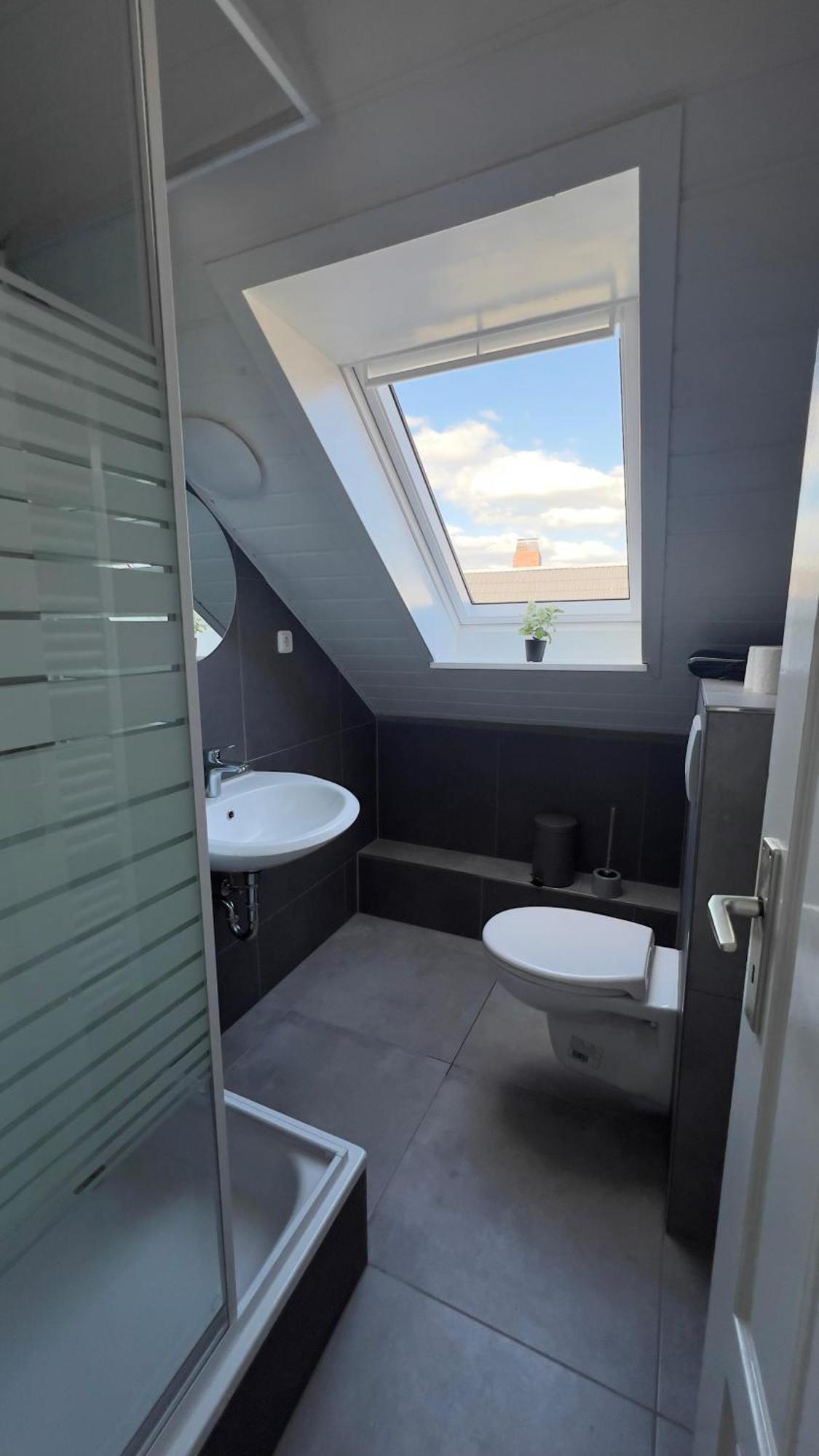 Modernes Apartment Mit 2 Schlafzimmern Und Privatparkplatz Nahe Innenstadt Neumuenster Luaran gambar