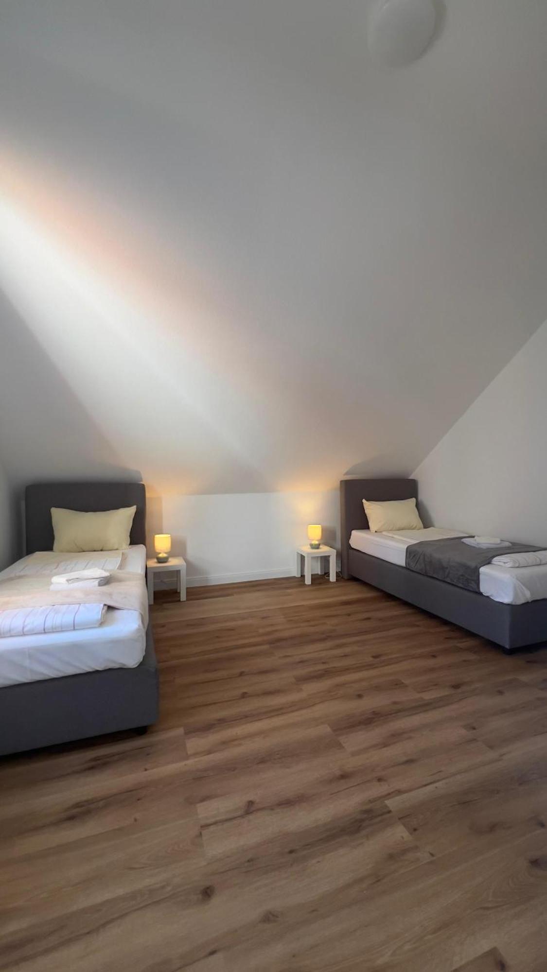 Modernes Apartment Mit 2 Schlafzimmern Und Privatparkplatz Nahe Innenstadt Neumuenster Luaran gambar