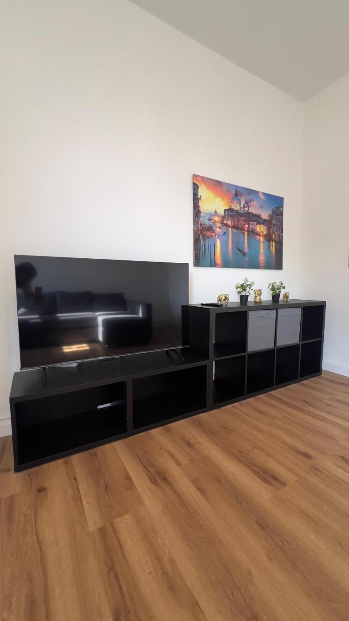 Modernes Apartment Mit 2 Schlafzimmern Und Privatparkplatz Nahe Innenstadt Neumuenster Luaran gambar