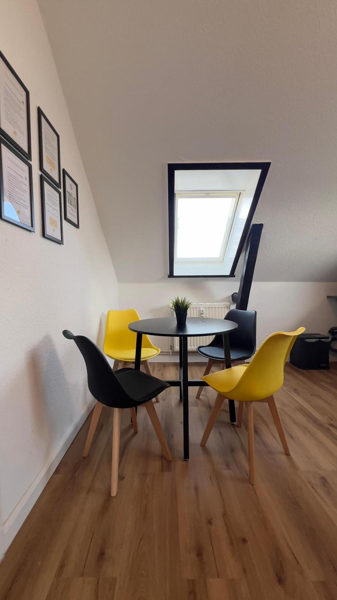 Modernes Apartment Mit 2 Schlafzimmern Und Privatparkplatz Nahe Innenstadt Neumuenster Luaran gambar