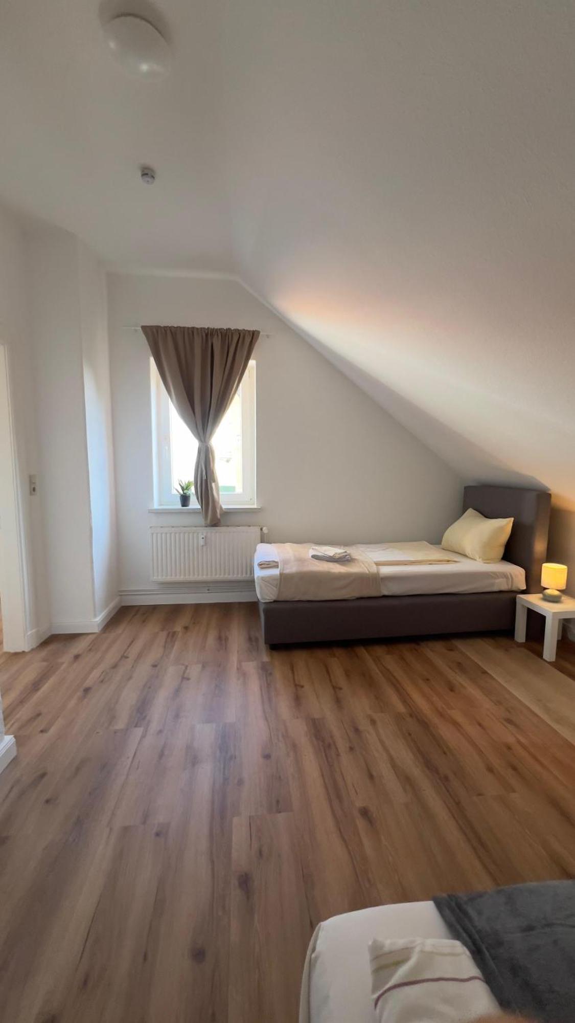 Modernes Apartment Mit 2 Schlafzimmern Und Privatparkplatz Nahe Innenstadt Neumuenster Luaran gambar