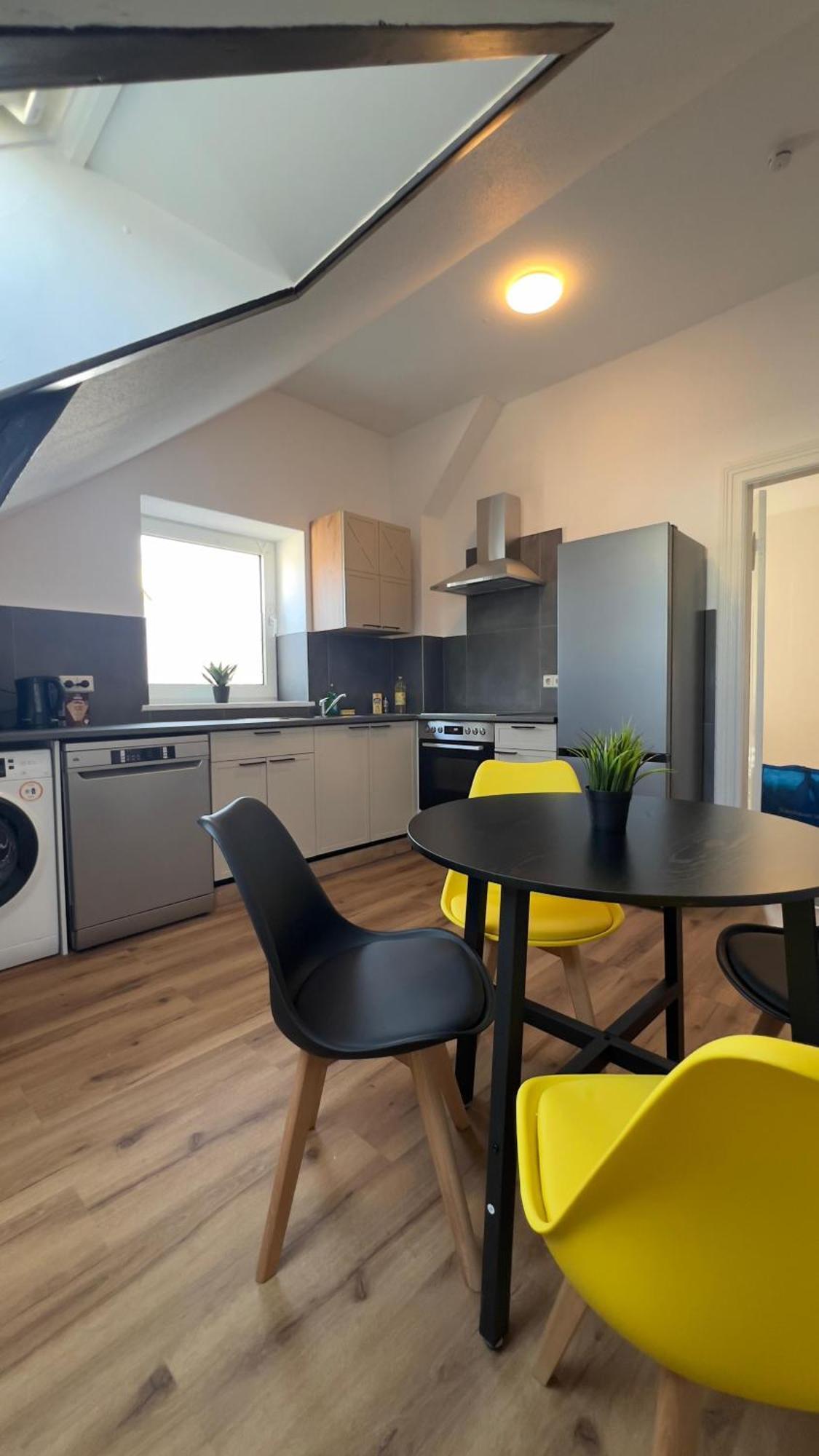 Modernes Apartment Mit 2 Schlafzimmern Und Privatparkplatz Nahe Innenstadt Neumuenster Luaran gambar