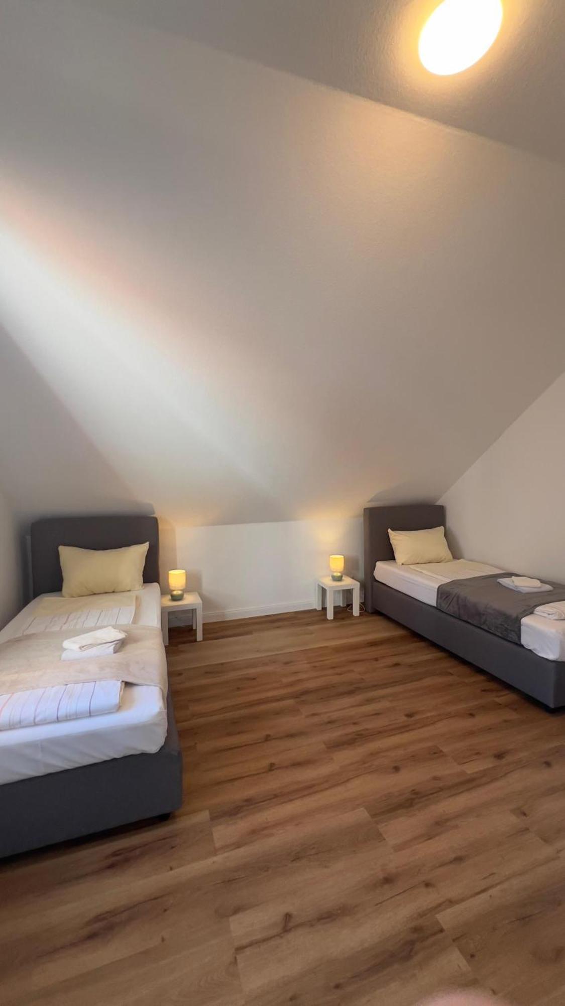 Modernes Apartment Mit 2 Schlafzimmern Und Privatparkplatz Nahe Innenstadt Neumuenster Luaran gambar