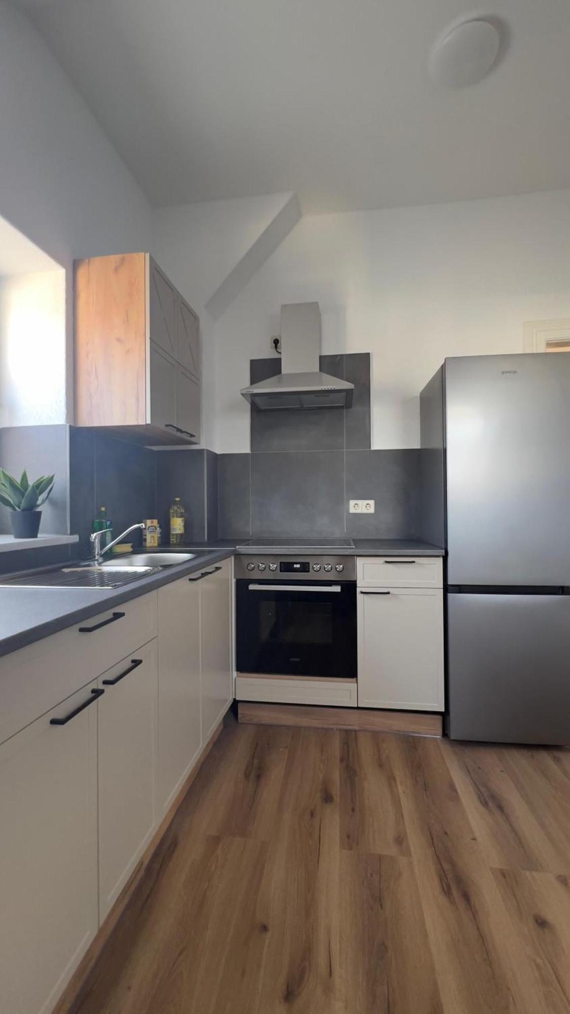 Modernes Apartment Mit 2 Schlafzimmern Und Privatparkplatz Nahe Innenstadt Neumuenster Luaran gambar