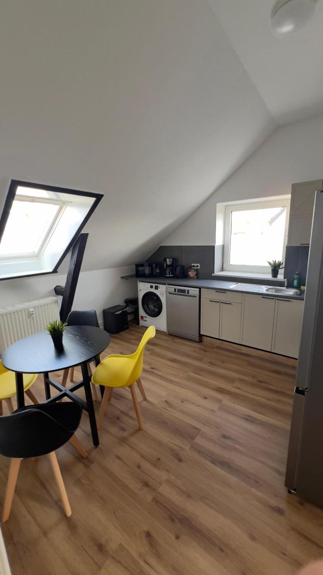 Modernes Apartment Mit 2 Schlafzimmern Und Privatparkplatz Nahe Innenstadt Neumuenster Luaran gambar